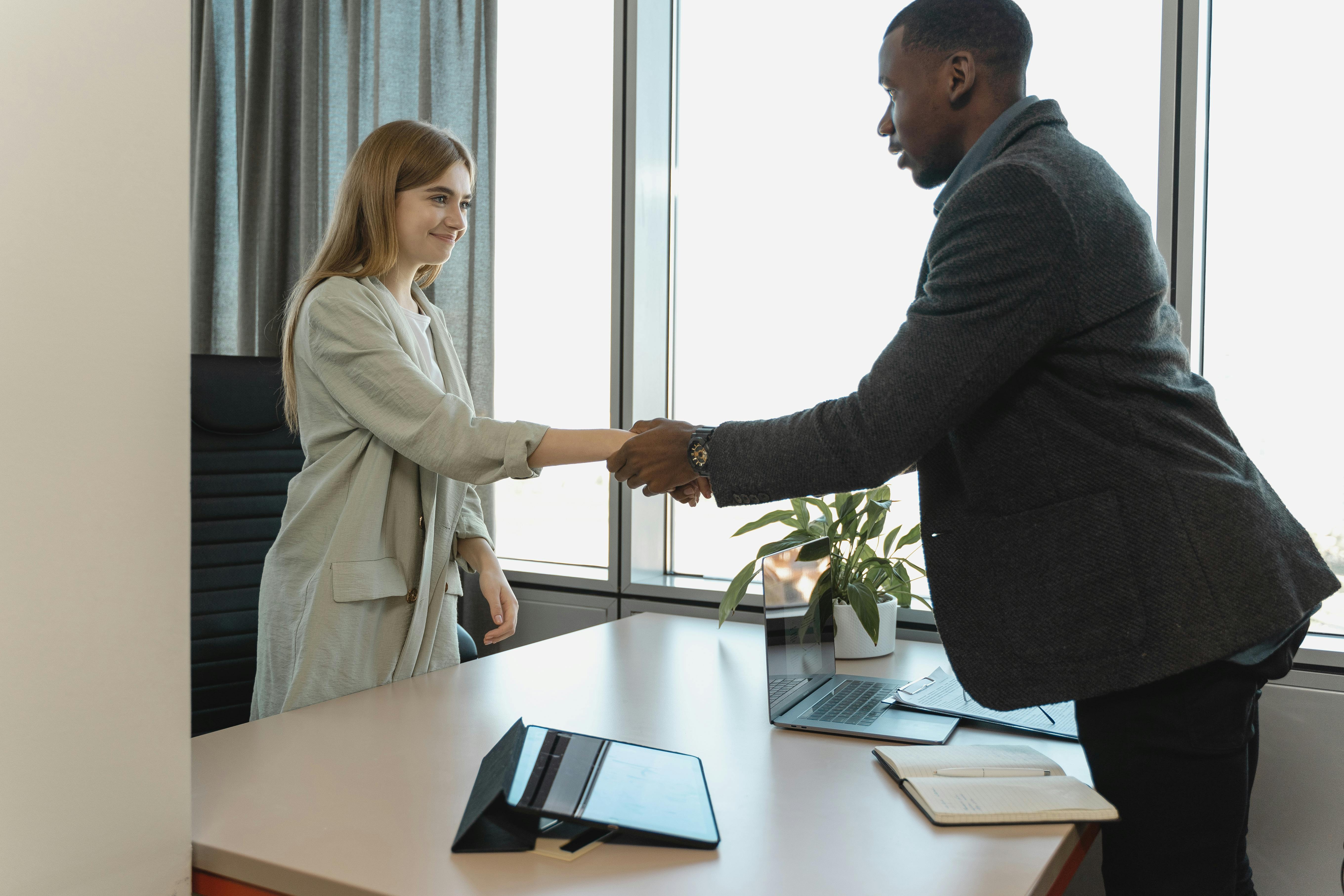 pexels-tima-miroshnichenko-5439142 two people shaking hands